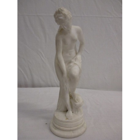 Statue de femme en albâtre