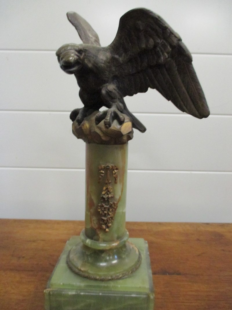 ② statue buste ou tête d aigle en bronze signé sur socle — Antiquités